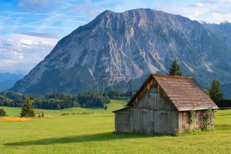 Schöne Sommer-Berglandschaft mit bäuerlicher Scheune, Europäische Alpen., Österreich