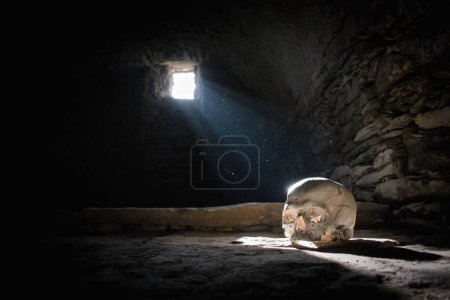 Menschenkopf im unheimlichen unterirdischen, gespenstischen alten Burgkeller
