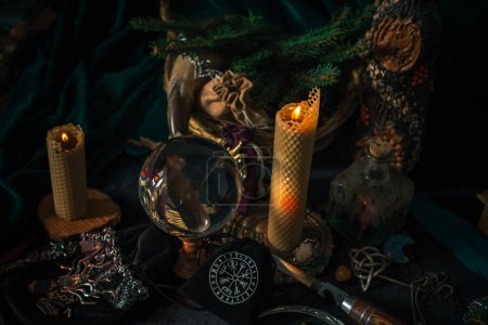 Foto de Escandinavo, concepto nórdico, magia del viejo mundo. Rito, escena pagana, altar de brujas del norte - Imagen libre de derechos