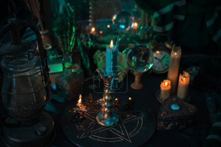 Altar de brujas. Concepto de adivinación y predicciones del destino, magia de velas y elementos de wicca sobre una mesa