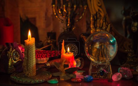 Foto de Altar de brujas. Concepto de adivinación y predicciones del destino, magia de velas y elementos de wicca sobre una mesa - Imagen libre de derechos