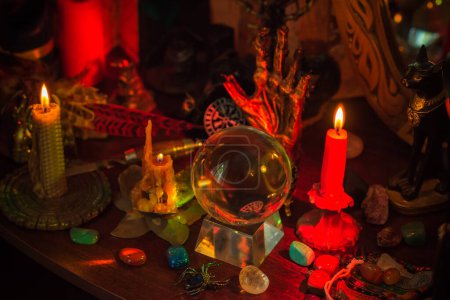 Téléchargez les photos : L'autel des sorcières. Concept de la bonne aventure et des prédictions du destin, de la magie des bougies et des éléments de wicca sur une table - en image libre de droit