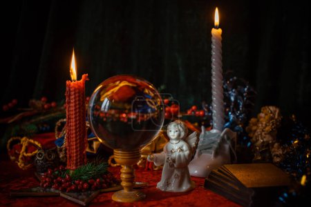 Téléchargez les photos : Concept d'atmosphère de Noël, divination, prédictions du destin, boule magique et autre magie. Illustration de vacances magiques esthétiques - en image libre de droit