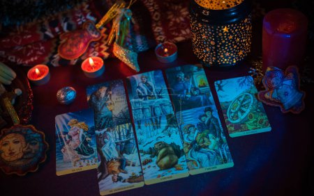 Téléchargez les photos : Concept de divination de Noël, prédictions sur une carte de tarot et d'autres magie. Europe, Ukraine. Kiev 31 décembre : Éditorial illustratif - en image libre de droit