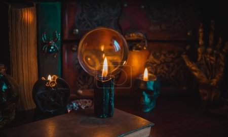 Foto de Concepto de eliminación de la mala energía negativa, velas y otros elementos mágicos en una mesa, elementos vintage - Imagen libre de derechos