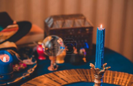 Foto de Escena mágica con velas, concepto esotérico, adivinación, cartas del tarot sobre una mesa - Imagen libre de derechos