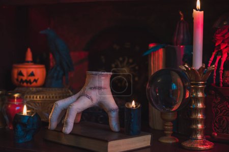 Téléchargez les photos : Gothic Family values, composition with a hand "thing". Home decoration for party of Halloween - en image libre de droit