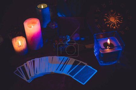 Téléchargez les photos : Des bougies brûlent sur l'autel, illustration ésotérique, énergie négative propre, scène astrologique - en image libre de droit