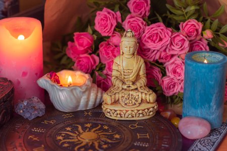 Energieheilung, Reiki-Sitzung oder Chakra-Rituale mit Kerzen, spirituelle Praxis. Wicca-Magie, neue Welt, alternative Medizin der Zukunft