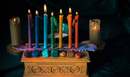 Energieheilung, Reiki-Sitzungsriten mit Kerzen, spirituelle Praxis. Wicca-Magie, neue Welt, alternative Medizin der Zukunft
