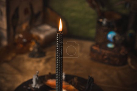 Téléchargez les photos : Guérison énergétique, rite de session de reiki avec des bougies, pratique spirituelle. Magie wicca, nouveau monde, médecine alternative du futur - en image libre de droit