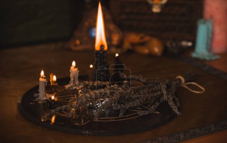 Téléchargez les photos : Guérison énergétique, rite de session de reiki avec des bougies, pratique spirituelle. Magie wicca, nouveau monde, médecine alternative du futur - en image libre de droit