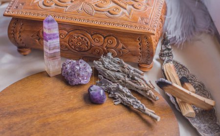 Foto de Curación energética, sesión de reiki o rito chakra con velas, magia wicca, nuevo mundo, medicina alternativa - Imagen libre de derechos