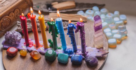 Foto de Curación energética, sesión de reiki o rito chakra con velas, magia wicca, nuevo mundo, medicina alternativa - Imagen libre de derechos