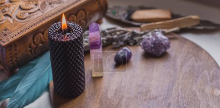 Atributo mágico sobre una mesa, concepto de brujería, fuego de velas, hechizos y otros ritos