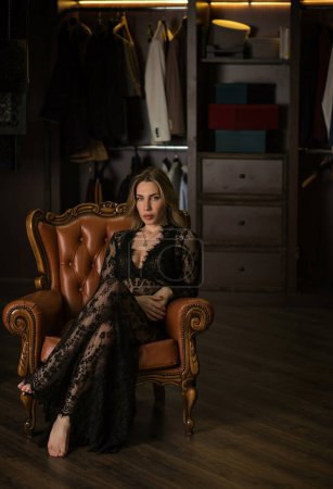 Foto de Atractiva dama europea en vestido glamoroso. Elegante y sexy vestuario de las mujeres detalles e ilustración - Imagen libre de derechos