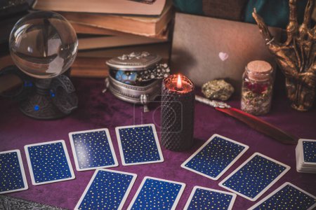 Foto de Cartas de tarot y velas, botellas mágicas de brujas. Wicca, esotérico, adivinación y fondo oculto con objetos mágicos vintage para rituales místicos - Imagen libre de derechos