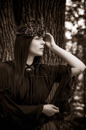 Concept de fête d'Halloween, mystérieuse fille en dentelle noire robe faite main. Belle cheveux longs foncés jeune femme sorcière sombre. Inspiration pour la célébration d'Halloween, idées et détails simples et agréables