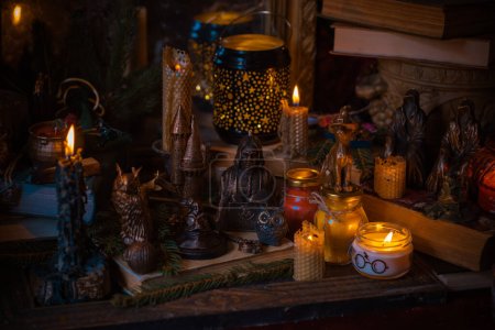 Téléchargez les photos : Scène magique, concept ésotérique et wicca, voyance, trucs de sorcières sur une table - en image libre de droit