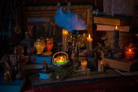 Téléchargez les photos : Scène magique, concept ésotérique et wicca, voyance, trucs de sorcières sur une table - en image libre de droit