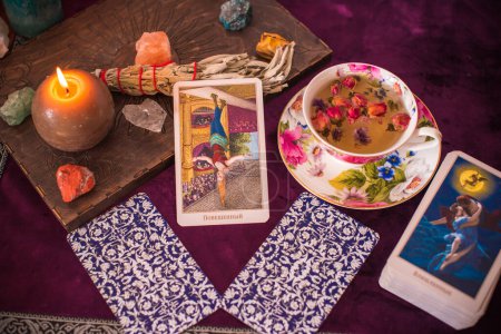 Téléchargez les photos : Concept de Tarot cartes prédictions, et d'autres vieilles magies européennes. Europe, Ukraine. Kiev 1er septembre : Éditorial illustratif - en image libre de droit