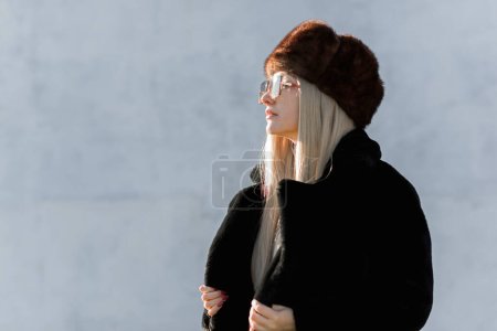 Foto de Estética eslava bimbo. Retrato de un tipo europeo Cabeza rubia Mujer joven con piel natural en piel unisex sombrero. - Imagen libre de derechos