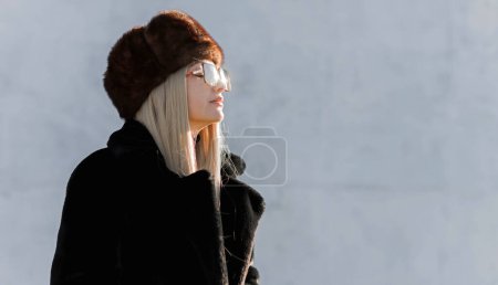 Foto de Estética eslava bimbo. Retrato de un tipo europeo Cabeza rubia Mujer joven con piel natural en piel unisex sombrero. - Imagen libre de derechos