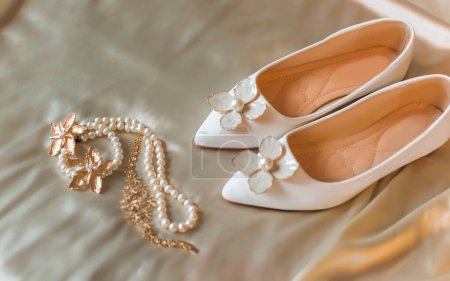 Foto de Bodas mujer zapatos blancos sin tacones con flores y perlas. Concepto de Boda, Accesorios - Imagen libre de derechos