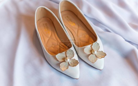 Foto de Bodas mujer zapatos blancos sin tacones con flores y perlas. Concepto de Boda, Accesorios - Imagen libre de derechos