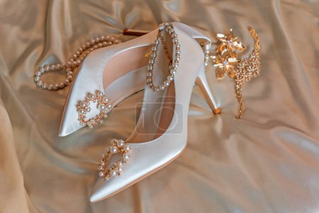 Foto de Las bodas las mujeres los zapatos blancos con los tacones con las flores y las perlas. Concepto de Boda, Accesorios - Imagen libre de derechos