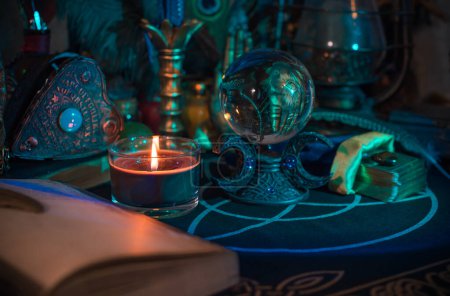 Téléchargez les photos : Scène mystique avec un autel de sorcellerie. Alchimie des anciennes puissances et énergies - en image libre de droit
