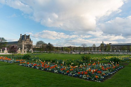 Téléchargez les photos : Promenade en soirée dans le Jardin des Tuileries, Paris France - en image libre de droit