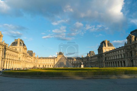 Téléchargez les photos : Paris, France - 3 avril 2019 : Le Palais du Louvre place du Carrousel dans la soirée - en image libre de droit