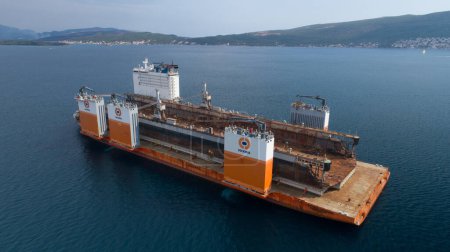 Téléchargez les photos : Tivat (Monténégro) - 4 août 2017 : Le navire de transport lourd Dockwise Vanguard est venu au Monténégro pour prendre le quai flottant et l'emmener en Lituanie - en image libre de droit