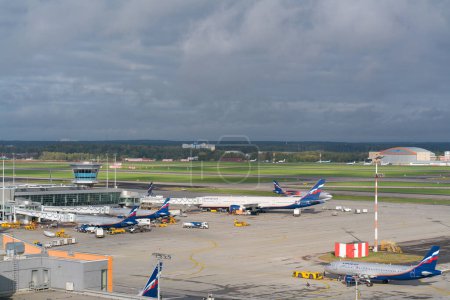 Foto de Moscú, aeropuerto de Sheremetyevo, Rusia - 24 de septiembre de 2016: vista del estacionamiento de aeronaves cerca de las terminales en un día nublado - Imagen libre de derechos