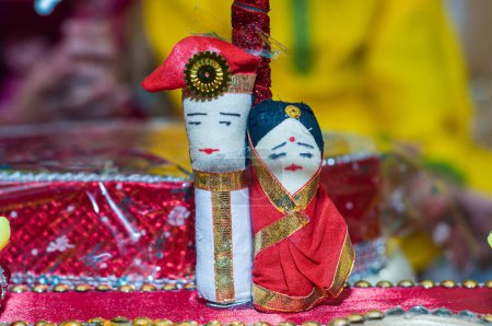 Indische Hochzeits- oder Heiratspuppen zur Dekoration. Kleines Schaustück indischer Hochzeitskultur. Traditionelles Hochzeitsset Puppe bei indischer Hochzeit.