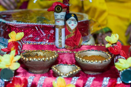 Boda india o muñecas de matrimonio para decoraciones. Pequeño espectáculo de novia y novio de la cultura de la boda india. Muñeca de boda tradicional en la boda india.