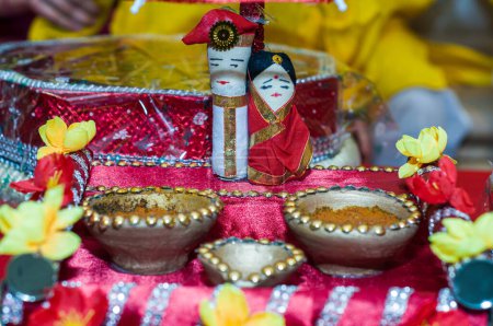 Indische Hochzeits- oder Heiratspuppen zur Dekoration. Kleines Schaustück indischer Hochzeitskultur. Traditionelles Hochzeitsset Puppe bei indischer Hochzeit.
