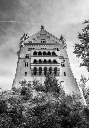 Téléchargez les photos : Photo antique incolore de neuschwanstein, célèbre château médiéval de chevaliers, dragons et princesses, château - en image libre de droit