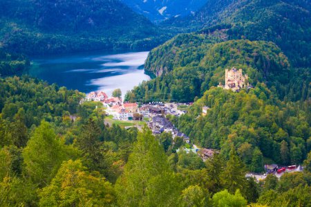 Téléchargez les photos : Hohenschwangau, célèbre château médiéval, avec des dragons, des chevaliers et des princesses sur fond de bois sombres de lacs bleus - en image libre de droit