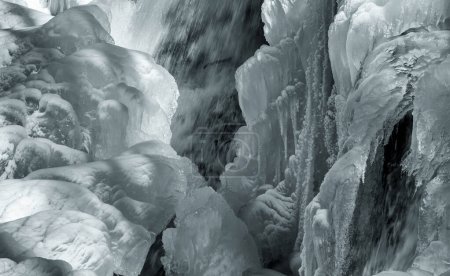 Téléchargez les photos : Une cascade avec glace et neige sur les rochers - en image libre de droit