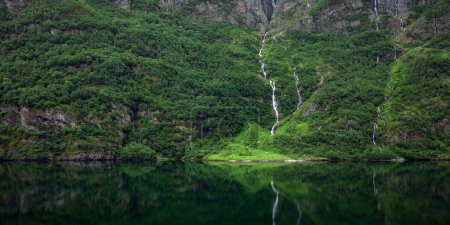 Téléchargez les photos : Une cascade au milieu d'une montagne - en image libre de droit