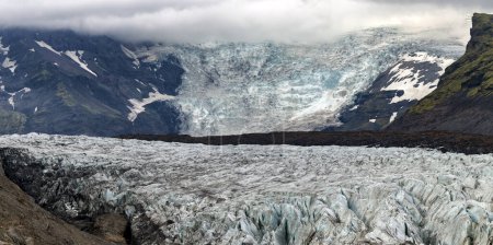 Téléchargez les photos : Un glacier avec un grand glacier en arrière-plan - en image libre de droit