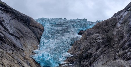Téléchargez les photos : Un grand glacier avec une petite cascade au milieu - en image libre de droit