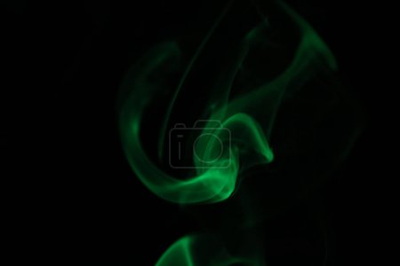 Foto de Líneas verdes, humo verde sobre fondo oscuro, abstracto colorido, niebla verde, minimalismo, línea de luz - Imagen libre de derechos