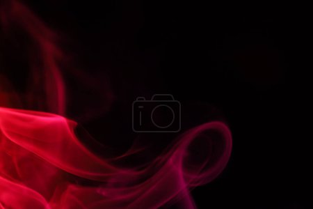 Foto de Humo rojo sobre fondo oscuro, resumen colorido, niebla roja, fondo minimalista - Imagen libre de derechos