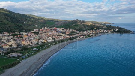 Téléchargez les photos : Belles vues aériennes du sud de l'Italie à Palizzi Marina près de Reggio de Calabre - en image libre de droit
