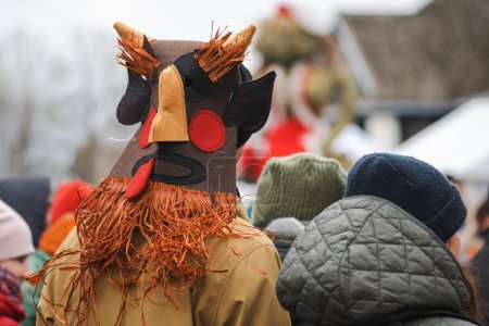 Téléchargez les photos : Masque traditionnel du diable ou du démon pendant les Ouzgavenes, un festival folklorique lituanien pendant le carnaval, septième semaine avant Pâques - en image libre de droit
