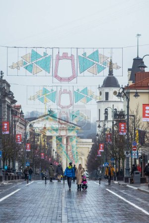 Téléchargez les photos : Vilnius, Lituanie - 25 février 2023 : avenue Gedimino dans le centre de Vilnius, Lituanie, fermée à la circulation à l'occasion des célébrations du 700e anniversaire de la fondation de la ville, verticale - en image libre de droit