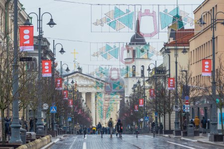 Téléchargez les photos : Vilnius, Lithuania - February 25 2023: Gedimino avenue in the centre of Vilnius, Lithuania, closed to traffic on the occasion of the celebrations of the 700th anniversary of the foundation of the city - en image libre de droit
